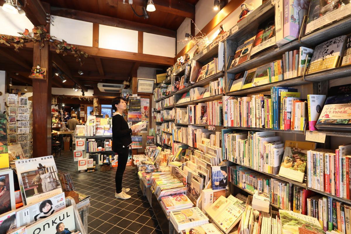 Kura-no-Naka Gallery Manrin Bookshop & Café