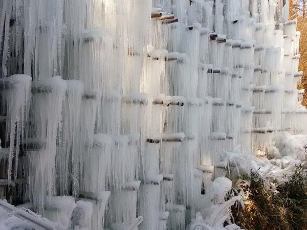 น้ำตกน้ำแข็งที่อินาบุ (Hyobaku Ice Cascade of Yusui Hiroba in Inabu)