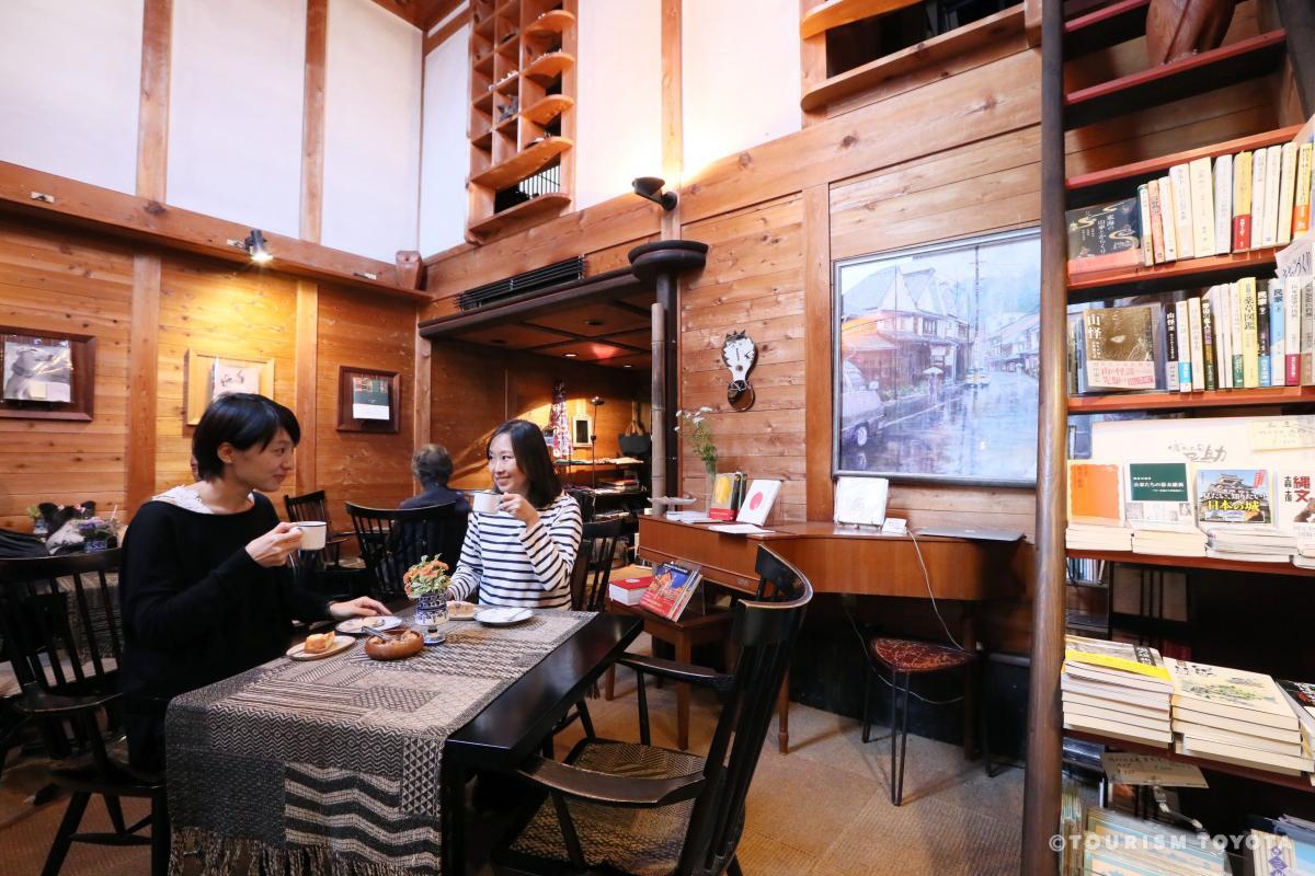 蔵の中ギャラリー・マンリン書店