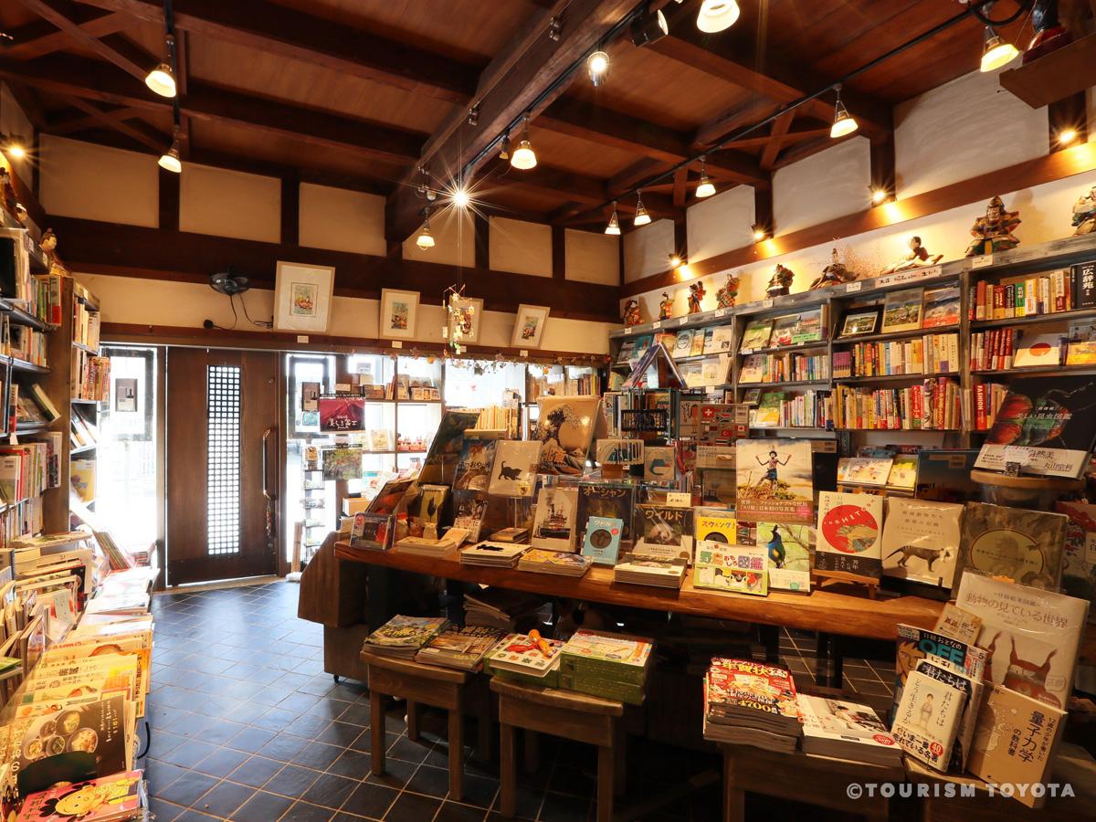 Kura-no-Naka Gallery Manrin Bookshop & Café