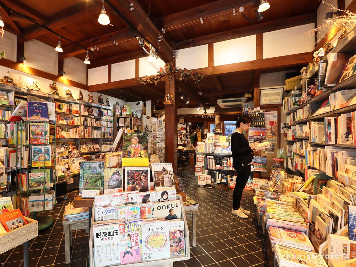 Kura-no-Naka Gallery Manrin Bookshop & Café