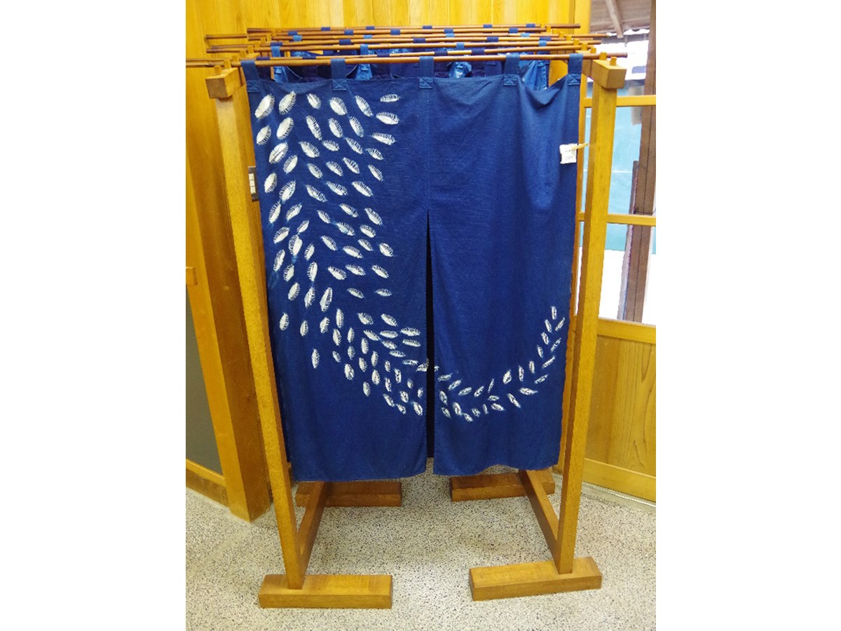 蓝染帘子(用靛蓝染料染色的帘子)