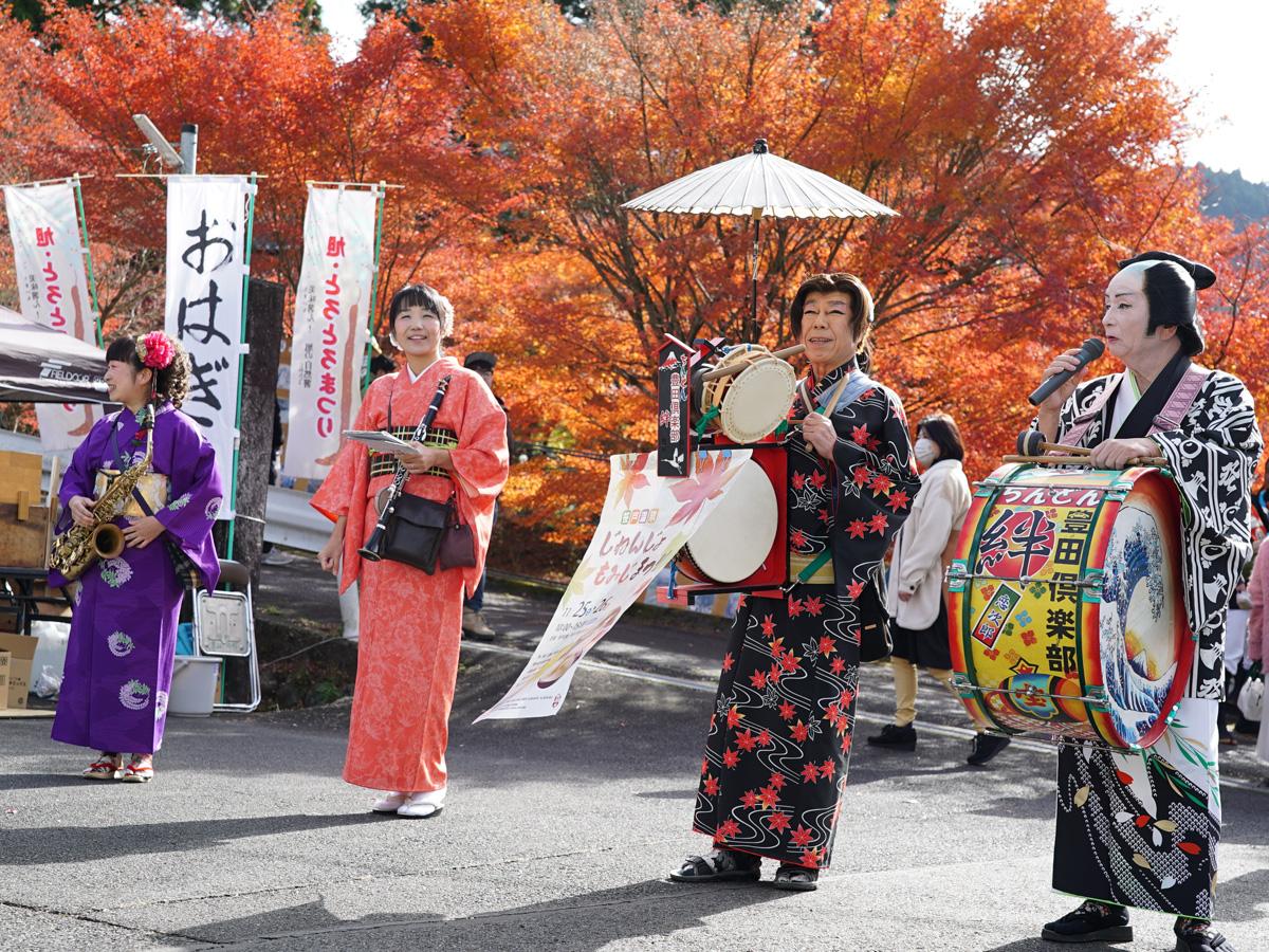 笹戸温泉じねんじょ・もみじまつり