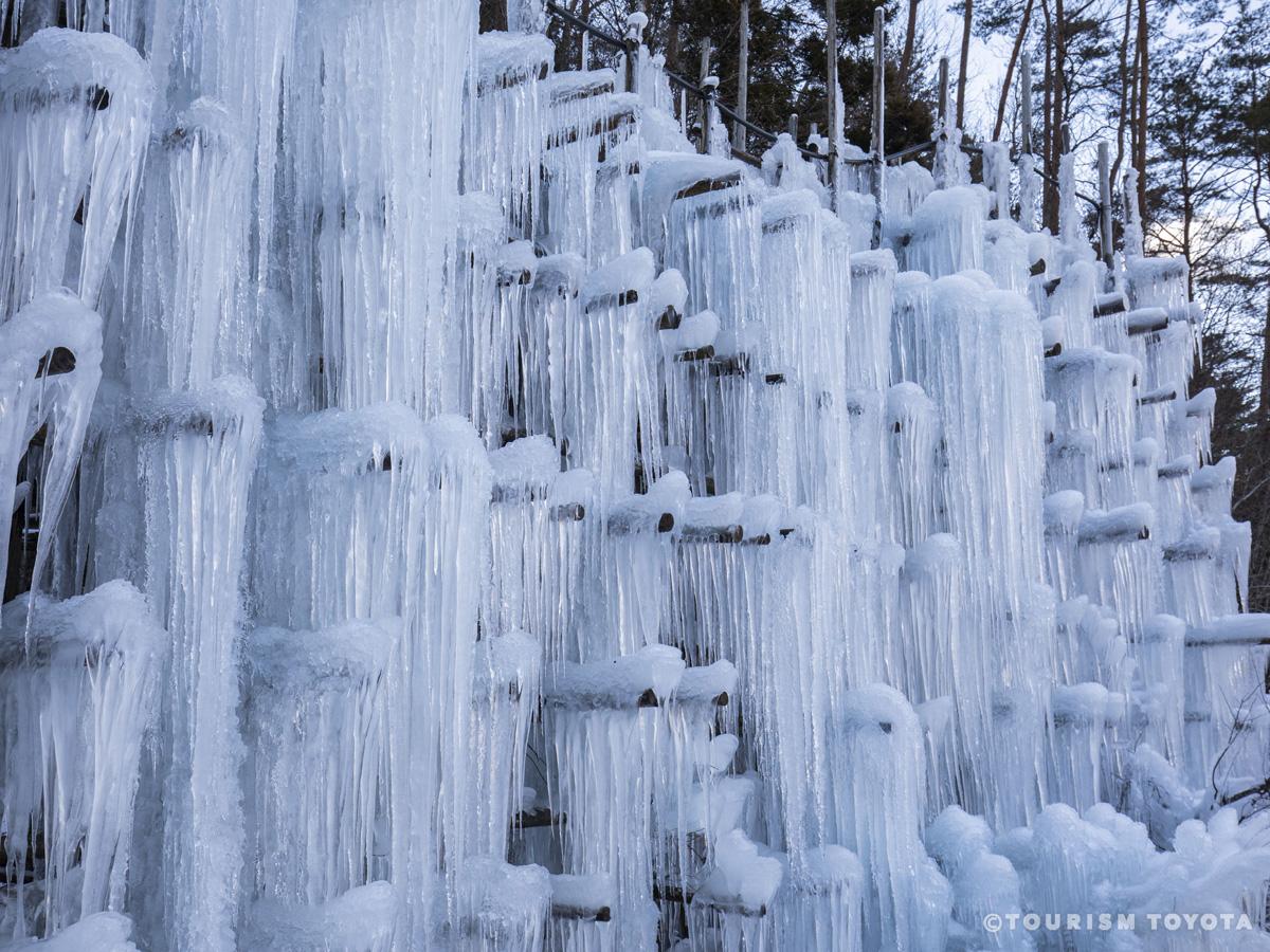 น้ำตกน้ำแข็งที่อินาบุ (Hyobaku Ice Cascade of Yusui Hiroba in Inabu)