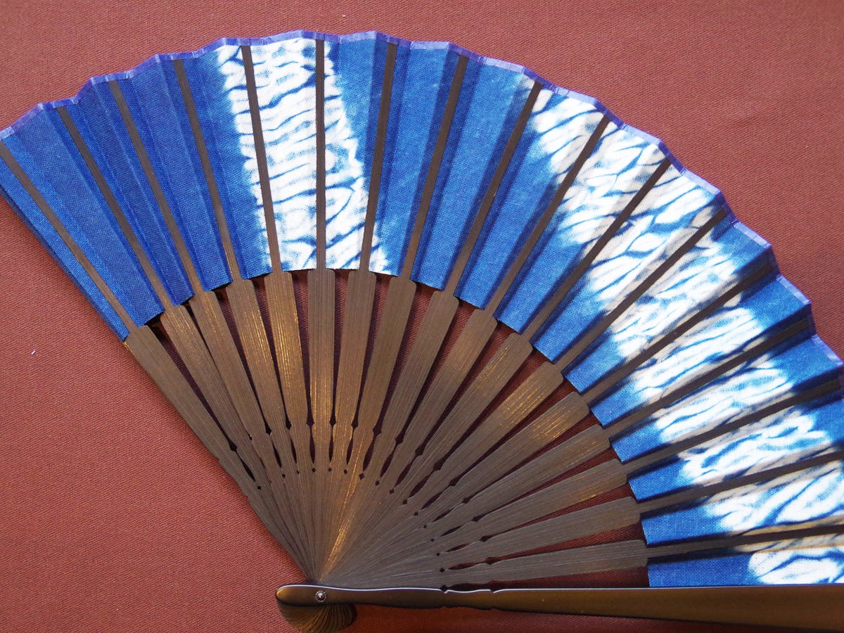蓝染扇子(用靛蓝染料染色的扇子)