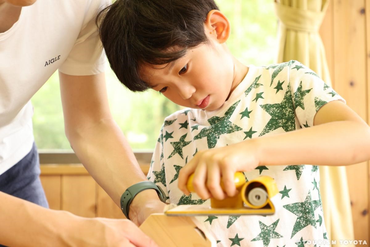 【親子で体験シリーズvol.3】地元の木を生活に。WOODEALERで木工体験・アロマフレグランス作り