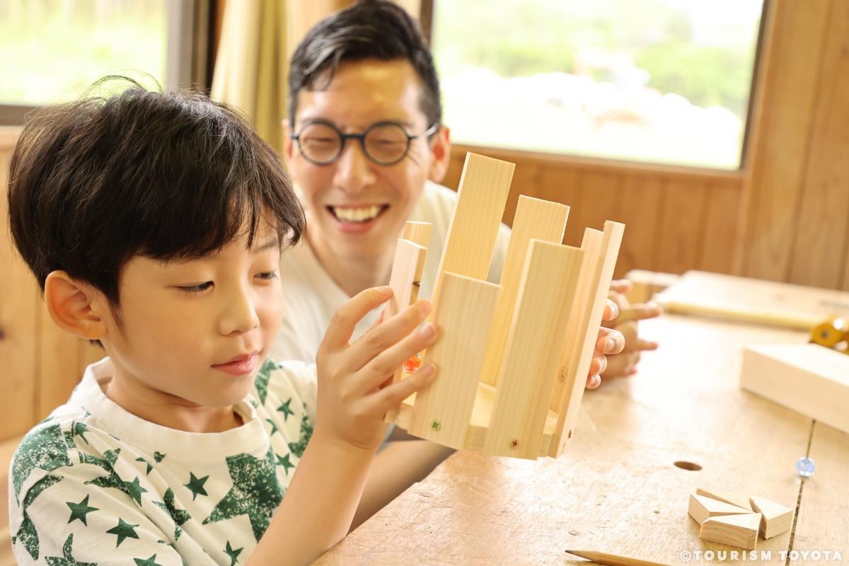 【親子で体験シリーズvol.3】地元の木を生活に。WOODEALERで木工体験・アロマフレグランス作り